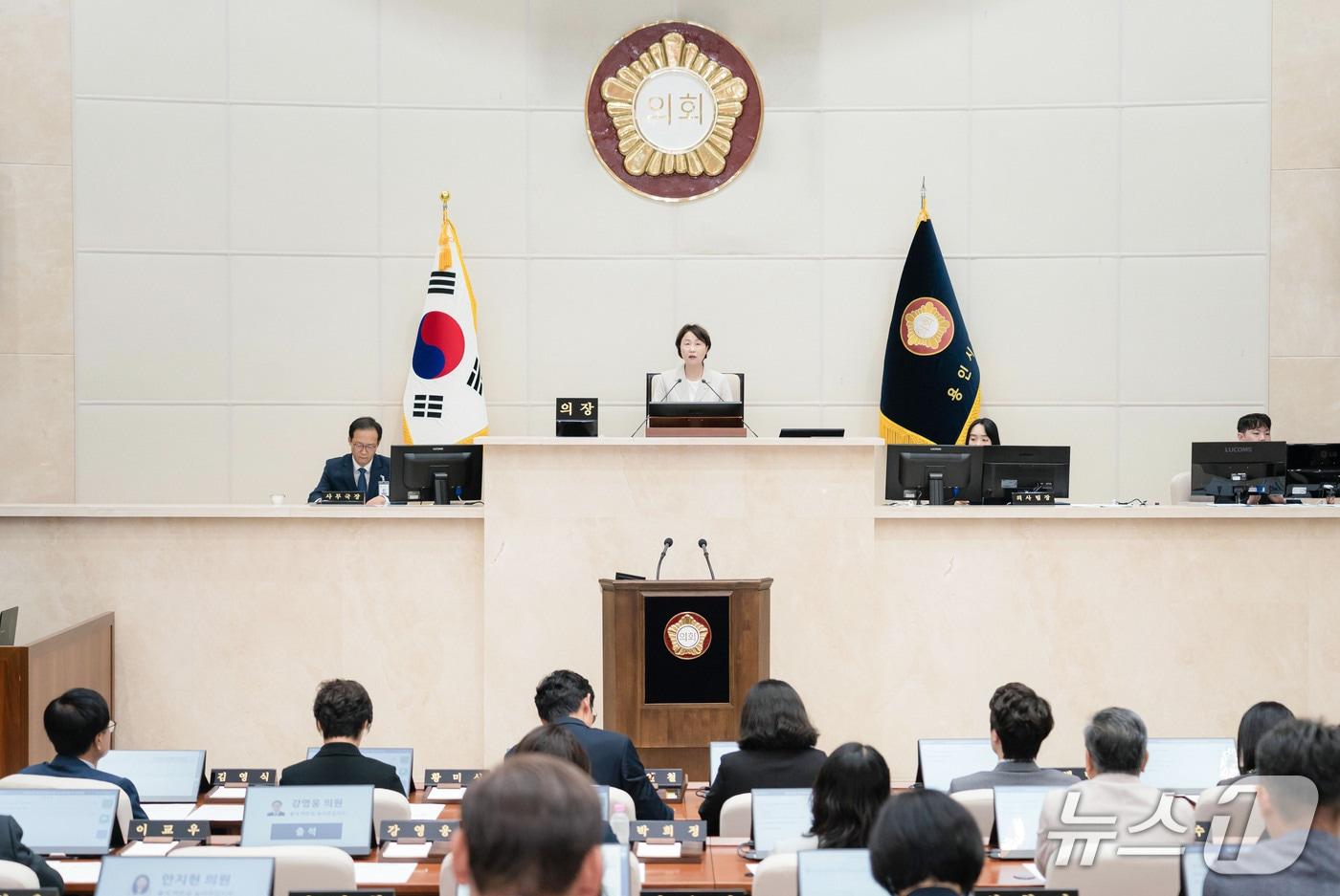 19일 열린 용인시의회 제295회 임시회 제3차 본회의 모습.&#40;시의회 제공&#41;