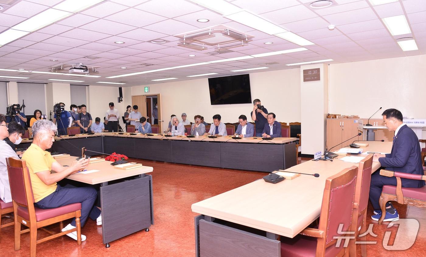 18일  여수시의회 무소속 송하진 의원이 기자회견을 열고 여수시의회가 제250회 임시회에서 사보임했다고 주장했다.&#40;송하진 의원 제공&#41;