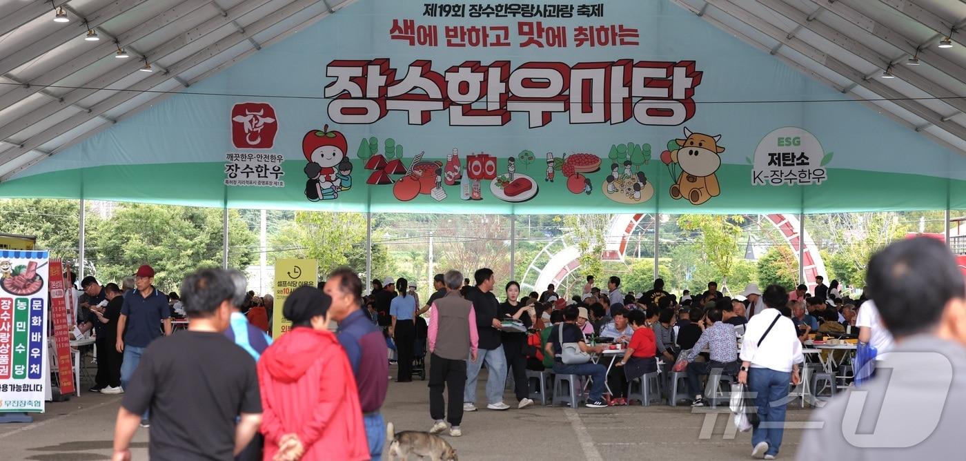 전북 장수군 의암공원 및 누리파크 일원에 마련된 한우마당이 방문객들로 북적이고 있다. 2025.9.19/뉴스1 ⓒ News1 유경석 기자