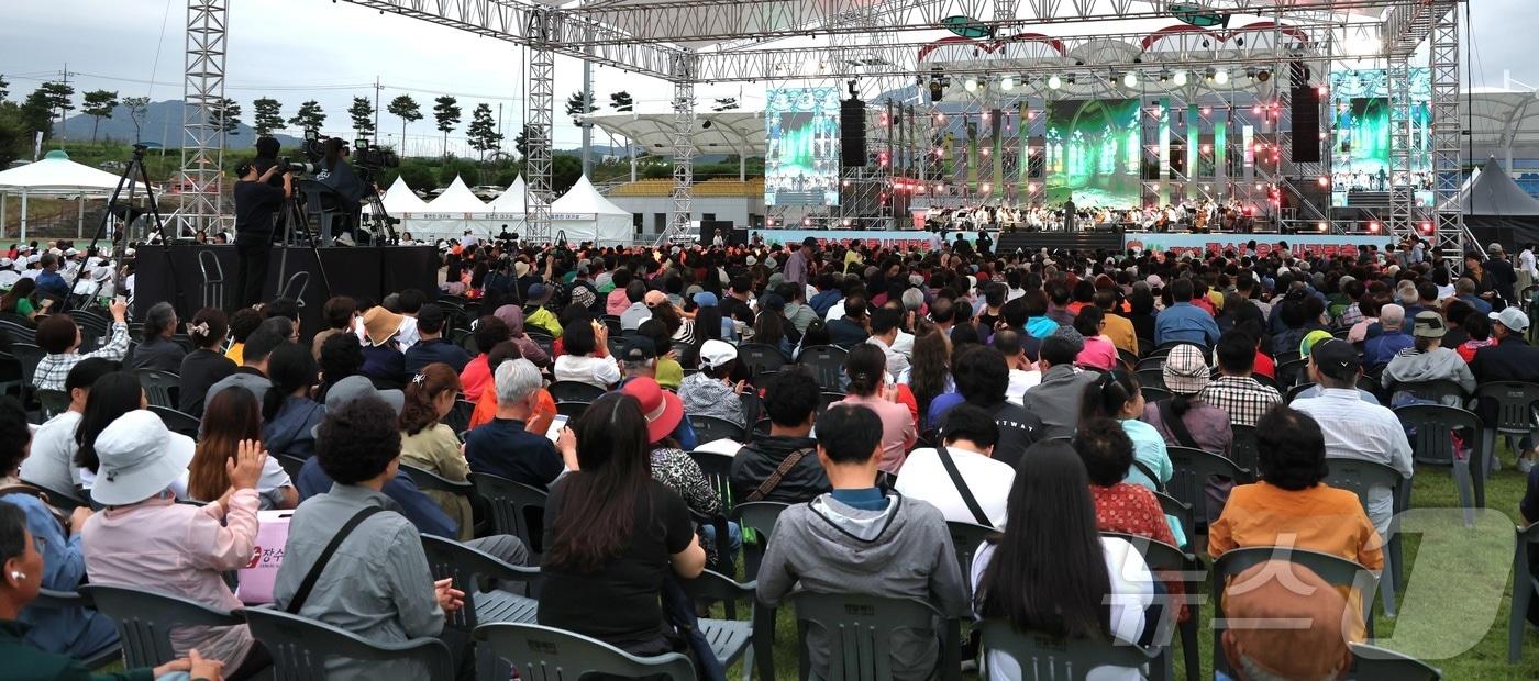 제19회 장수 한우랑 사과랑 축제 개막식이 열린 19일 전북 장수군 의암공원 및 누리파크 일원에 마련된 행사장이 방문객들로 북적이고 있다. 2025.9.19/뉴스1 ⓒ News1 유경석 기자