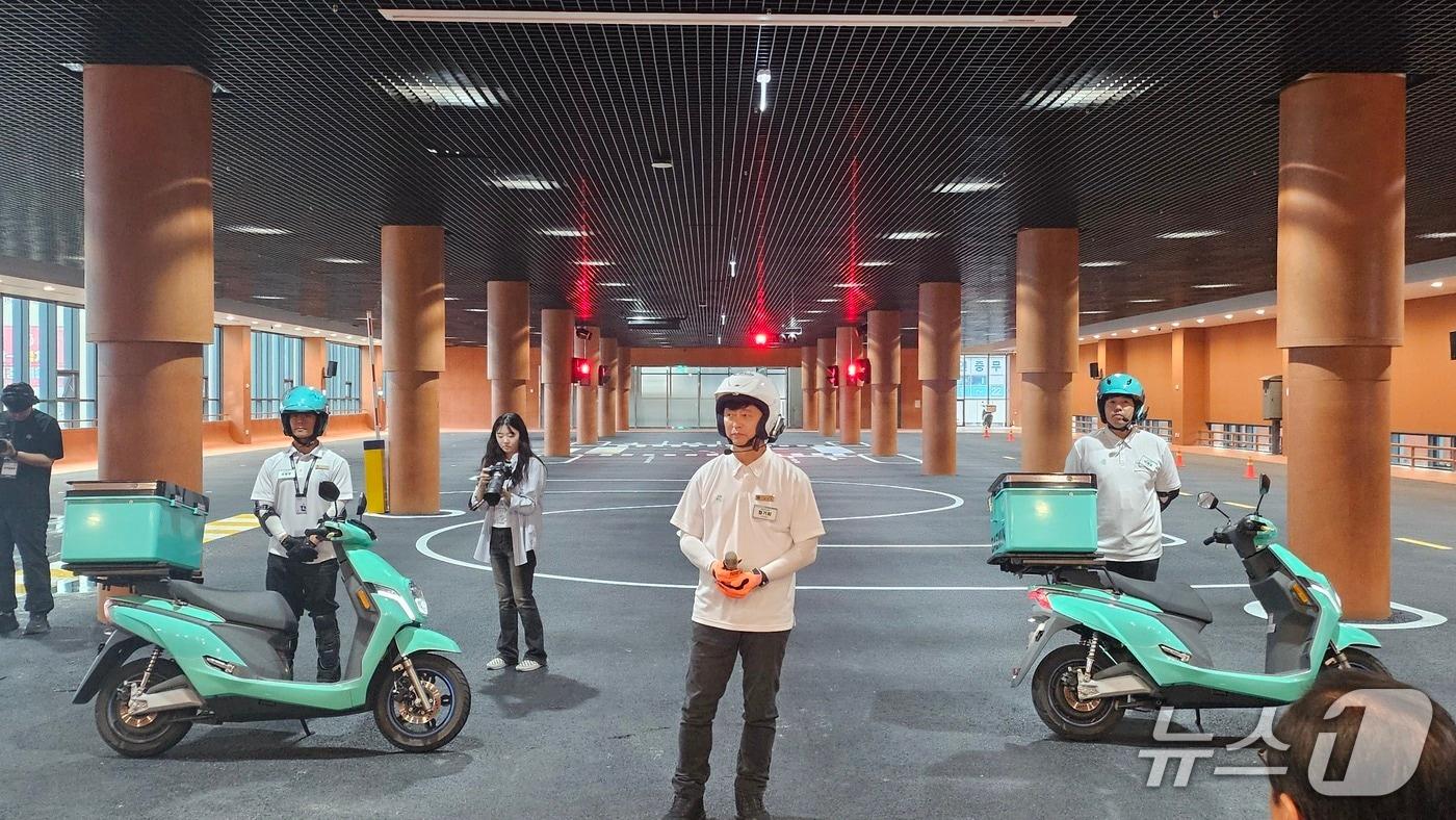 19일 경기도 하남시 &#39;배민라이더스쿨&#39;에서 강사진이 시연을 하는 모습. 