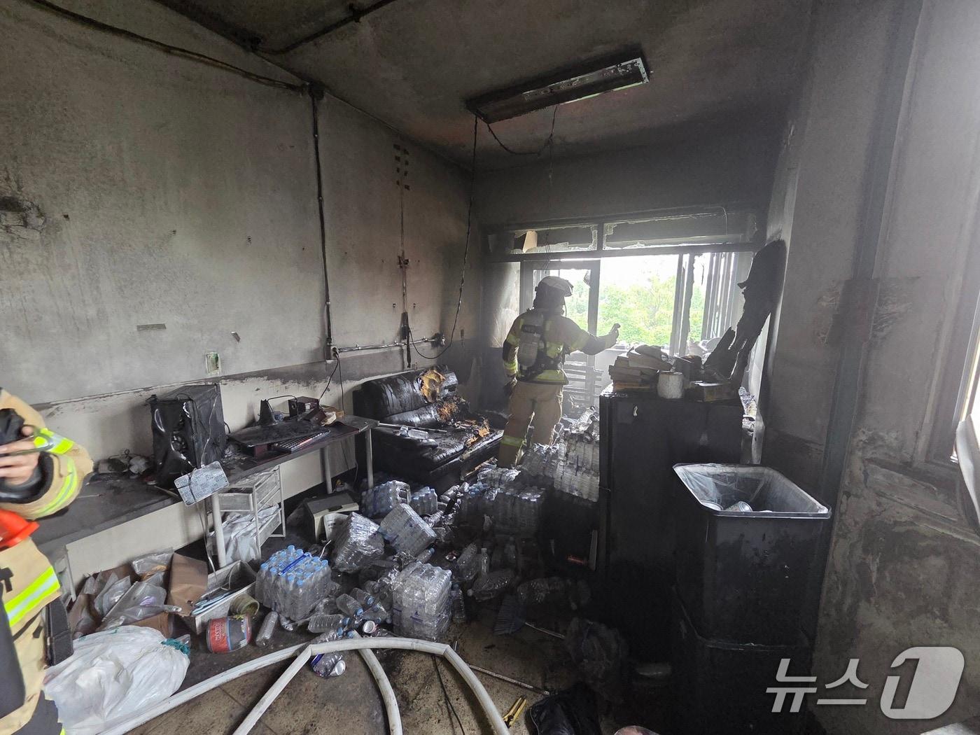 본문 이미지 - 19일 오후 화재가 발생한 서울 경기고등학교 모습. (강남소방서 제공)