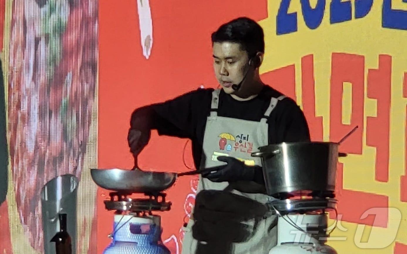 본문 이미지 - 19일 강원 원주시 상지대 노천극장에서 열린 ‘2025 원주라면페스타’ 개막무대에서 ‘나폴리 맛피아’ 권성준 셰프가 쿠킹쇼를 열고 라면을 파인다이닝 감각으로 재해석한 요리를 선보이고 있다. 2025.9.19/뉴스1 ⓒ News1 신관호 기자