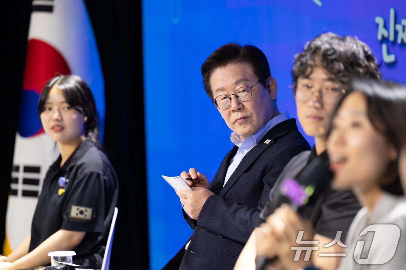 이재명 대통령이 19일 서울 마포구 구름아래 소극장에서 열린 2030 청년 소통·공감 토크콘서트에서 참석자들의 발언을 메모하고 있다. &#40;대통령실 제공. 재판매 및 DB 금지&#41; 2025.9.19/뉴스1 ⓒ News1 허경 기자