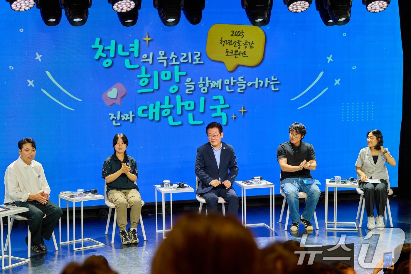본문 이미지 - 이재명 대통령이 19일 서울 마포구 구름아래 소극장에서 열린 2030 청년 소통·공감 토크콘서트에서 참석자들의 발언을 경청하고 있다. (대통령실 제공. 재판매 및 DB 금지) 2025.9.19 ⓒ 뉴스1 허경 기자