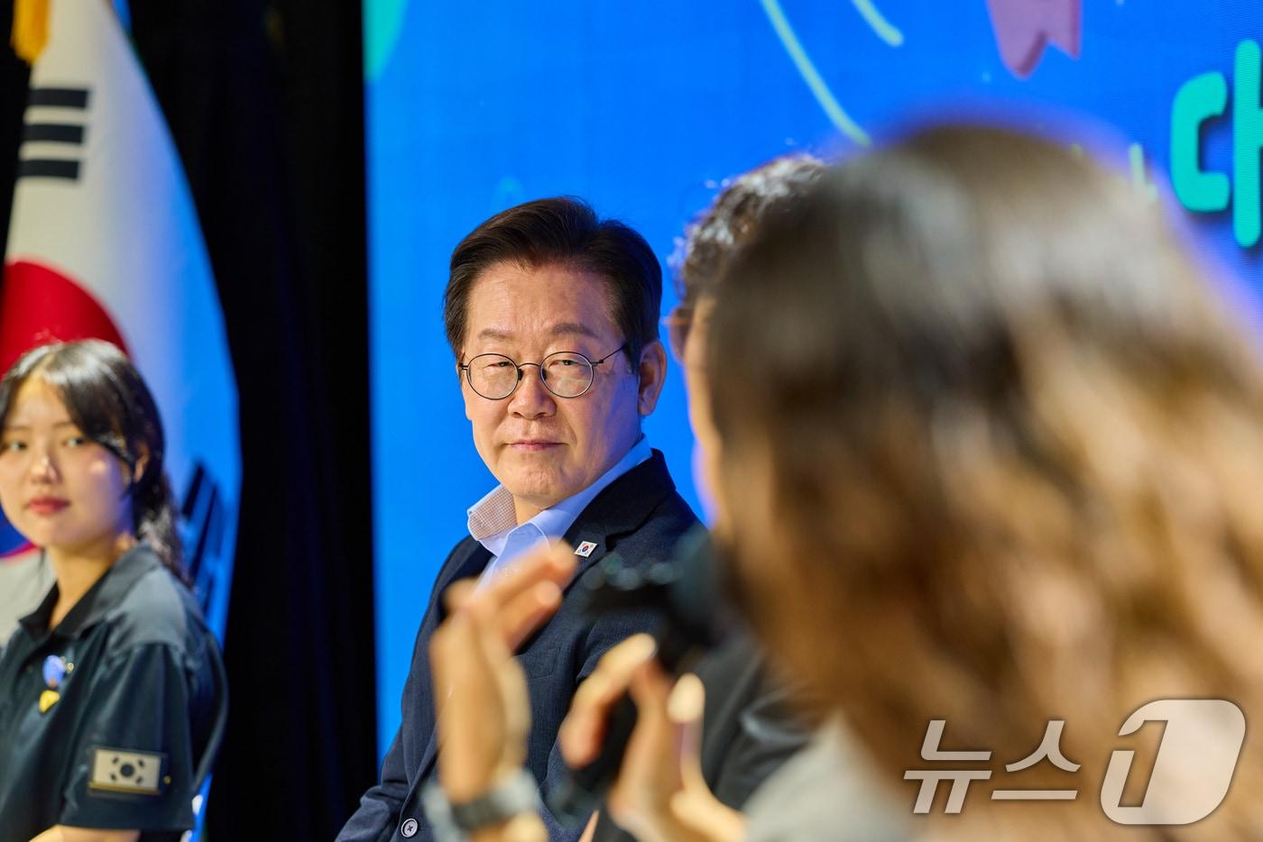 이재명 대통령이 서울 마포구 구름아래 소극장에서 열린 2030 청년 소통·공감 토크콘서트에서 참석자들의 발언을 경청하고 있다. (대통령실 제공. 재판매 및 DB 금지) 2025.9.19/뉴스1 ⓒ News1 허경 기자