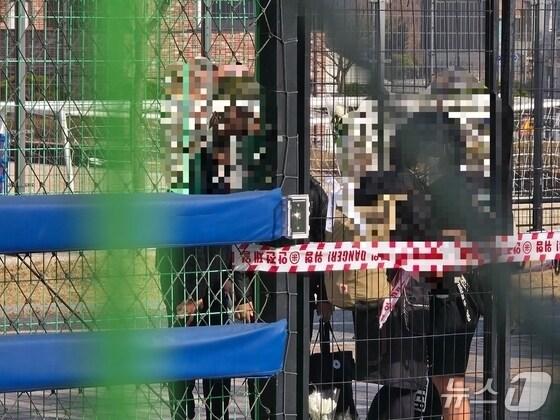 본문 이미지 -  초등학교 학생이 숨진 세종시 고운동 풋살장 정문. / 뉴스1