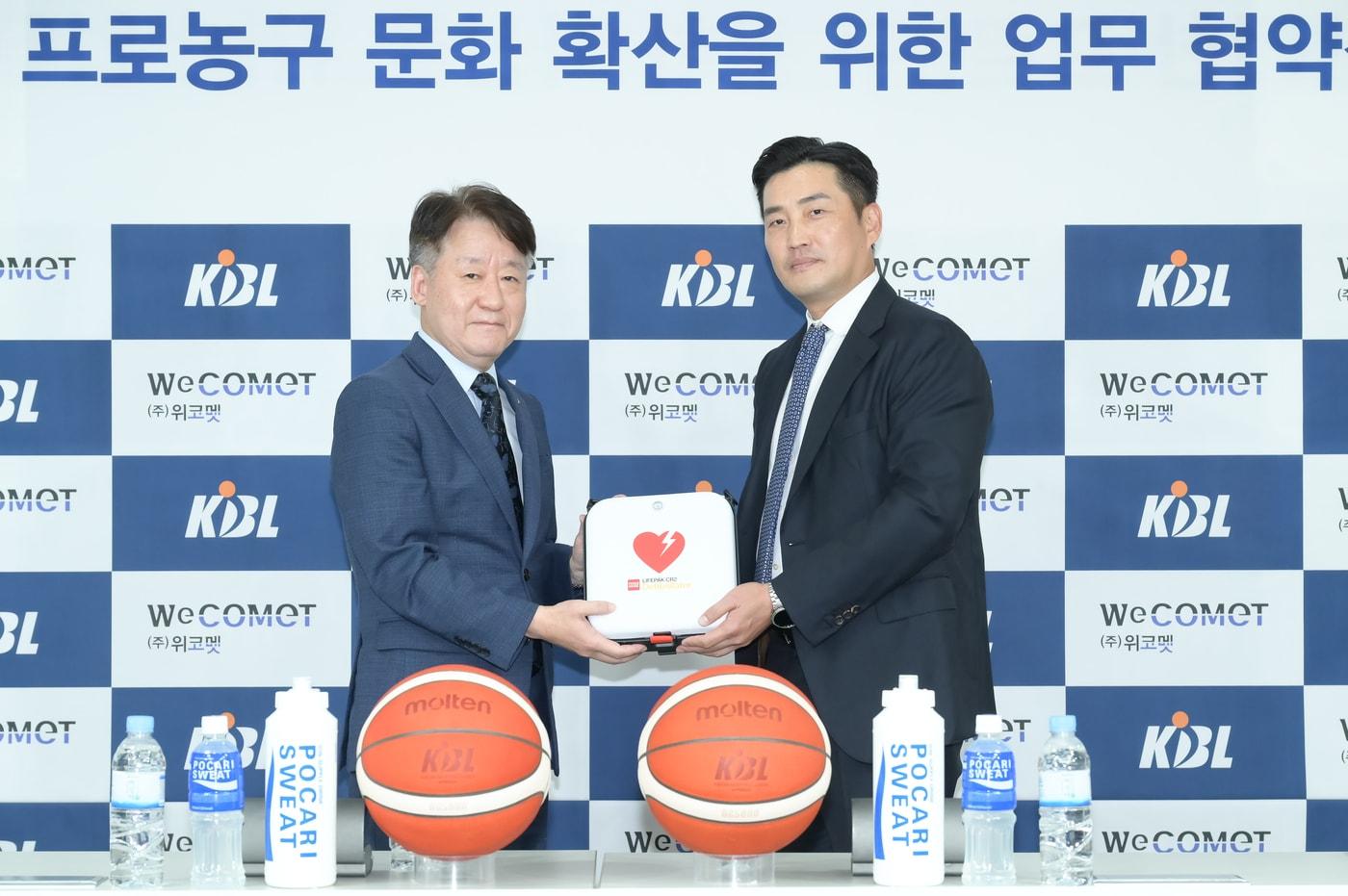 신해용 KBL 사무총장(왼쪽)과 이정훈 위코멧 대표. (KBL 제공)