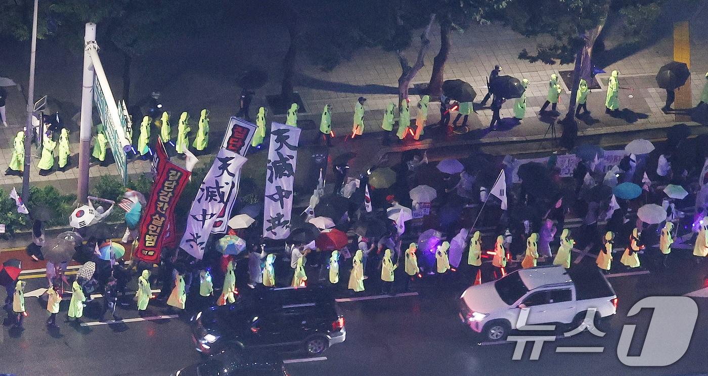 윤석열 전 대통령을 지지하는 보수 성향의 단체들이 19일 서울 명동에서 집회가 제한되자 종각 인근에서 ‘반중 시위’ 행진을 하고 있다.  2025.9.19/뉴스1 ⓒ News1 박지혜 기자