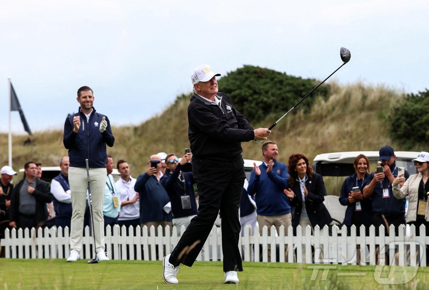 도널드 트럼프 미국 대통령이 지난 7월 29일(현지시간) 영국 스코틀랜드 애버딘의 발메디에 있는 트럼프 인터내셔널 골프 링크스 애버딘의 그랜드 오픈 날 아들 에릭 트럼프가 지켜보는 가운데 티샷을 하고 있다. 2025.09.01. ⓒ 로이터=뉴스1