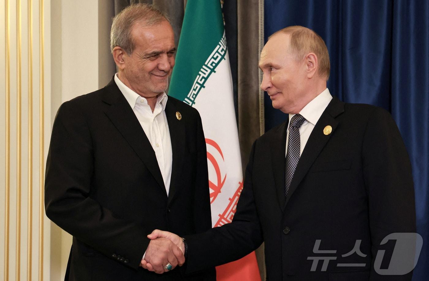 블라디미르 푸틴 러시아 대통령(오른쪽)이 1일(현지시간) 상하이협력기구(SCO) 정상회의 참석을 계기로 마수드 페제시키안 이란 대통령과 만나 악수를 나누고 있다. 2025.9.1 ⓒ 로이터=뉴스1 