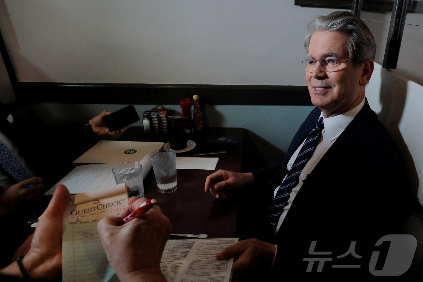 스콧 베선트 미국 재무부 장관이 노동절 휴일인 9월 1일(현지시간) 미국 버지니아주 맥린의 한 식당에서 음식을 주문하고 있다. 2025.09.01. ⓒ 로이터=뉴스1 ⓒ News1 류정민 특파원