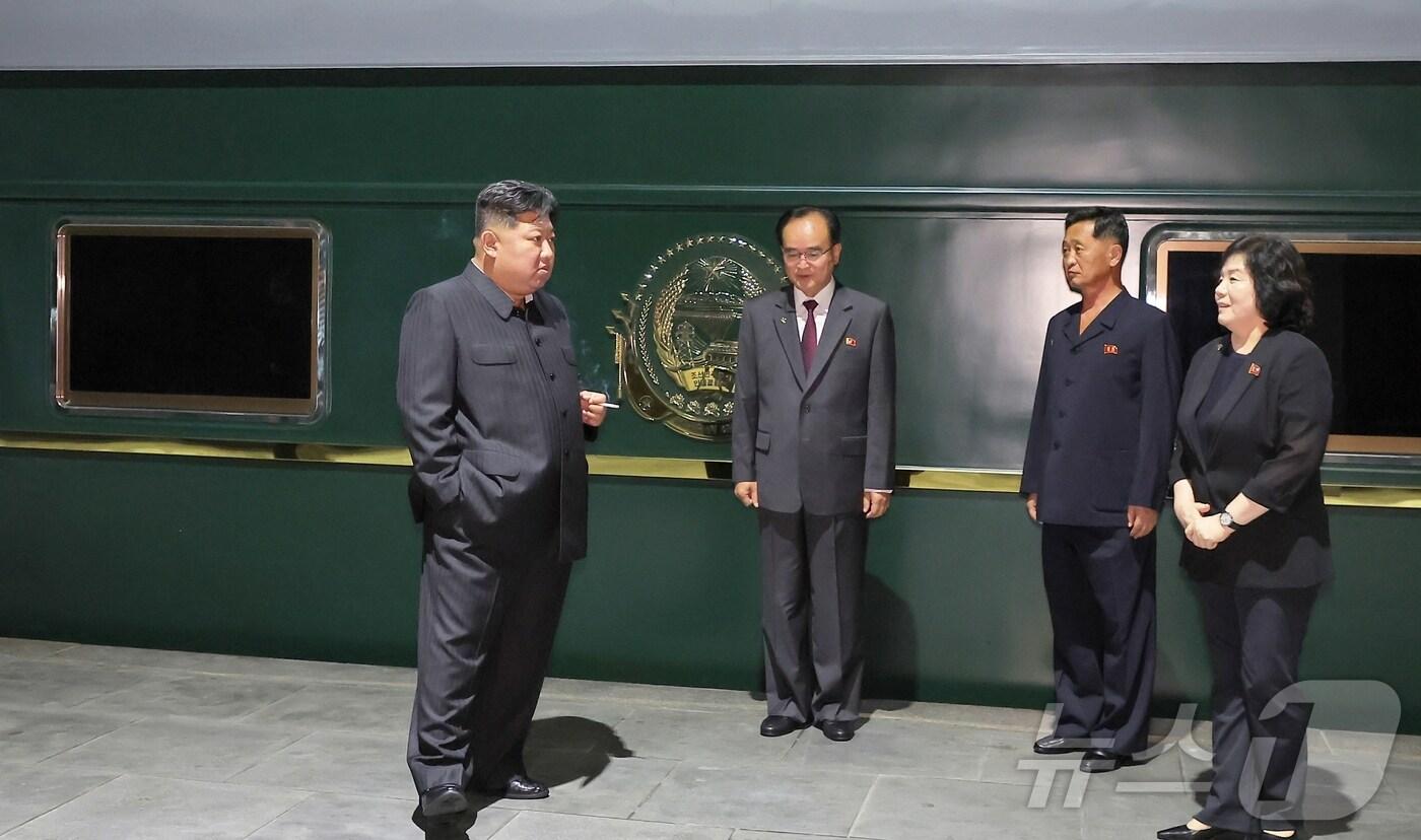 &#40;평양 노동신문=뉴스1&#41; = 김정은 북한 노동당 총비서가 중국으로 출발하기 전 자신의 전용열차 앞에서 최선희 외무상, 조용원·김덕훈 당 비서와 이야기를 나누고 있다. [국내에서만 사용가능. 재배포 금지. DB 금지. For Use Only in the Republic of Korea. Redistribution Prohibited] rodongphoto@news1.kr