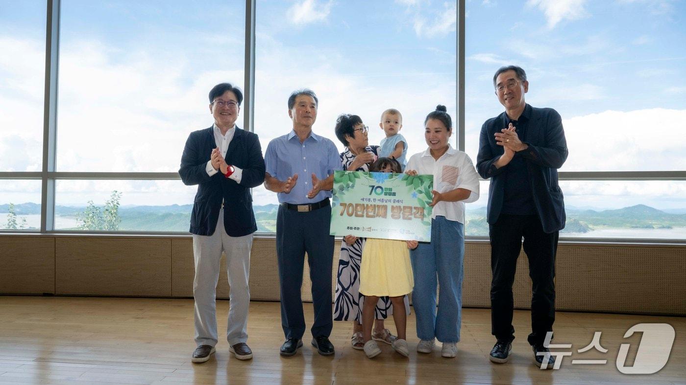 애기봉 평화생태공원 70만번째 방문객인 김소정 씨(경기 김포시 제공,재판매 및 DB금지)