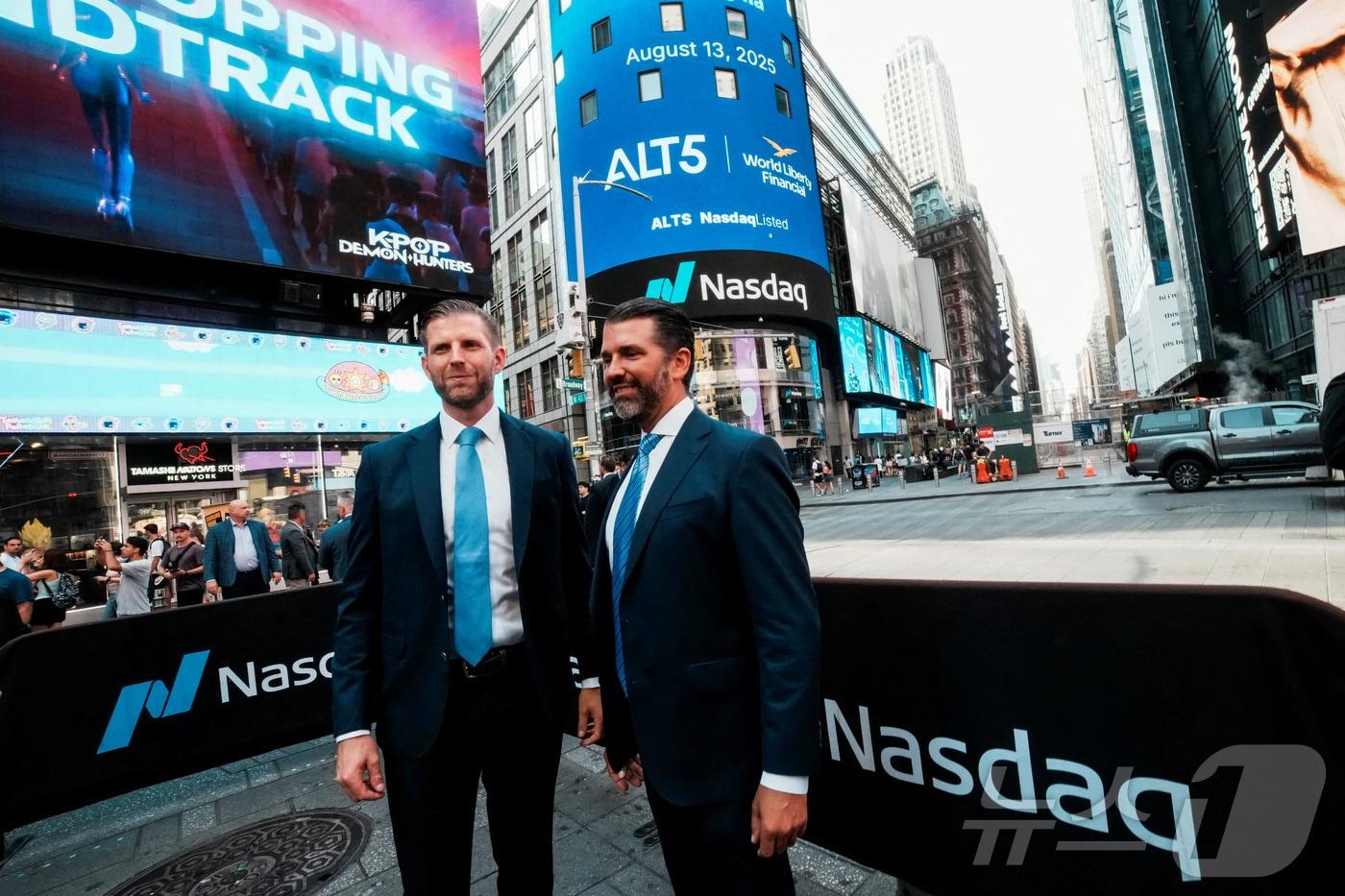 8월 13일(현지시간) 미국 뉴욕 나스닥 빌딩 앞에서 도널드 트럼프 주니어(왼쪽)와 에릭 트럼프가 나스닥 시초가 종을 울린 뒤 기념 촬영을 하고 있다. 2025.08.13. ⓒ 로이터=뉴스1 ⓒ News1 윤다정 기자