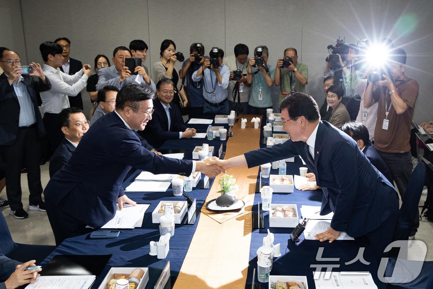 윤호중 행정안전부 장관과 신정훈 행정안전위원장이 2일 서울 여의도 국회에서 열린 행안위 당정협의에 앞서 손을 맞잡고 있다. 2025.9.2/뉴스1 ⓒ News1 유승관 기자