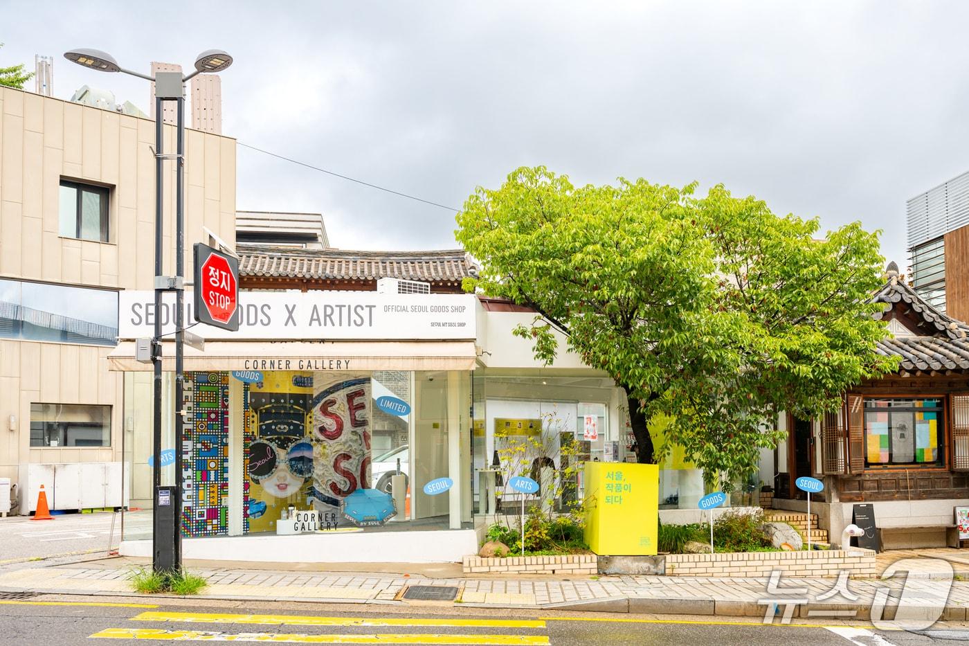&#39;서울, 작품이 되다&#39; 서울굿즈 아트 협업 팝업스토어 전경&#40;서울관광재단 제공&#41;