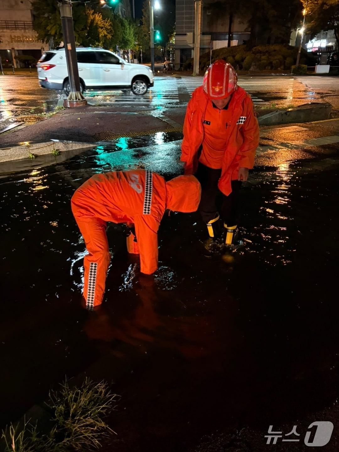 본문 이미지 - 지난 1일 오후 10시 8분께 전북 전주시 완산구 효자동 한 하수구 막혀 소방대원들이 안전조치에 나서고 있다.(전북소방 제공. 재판매 및 DB금지)