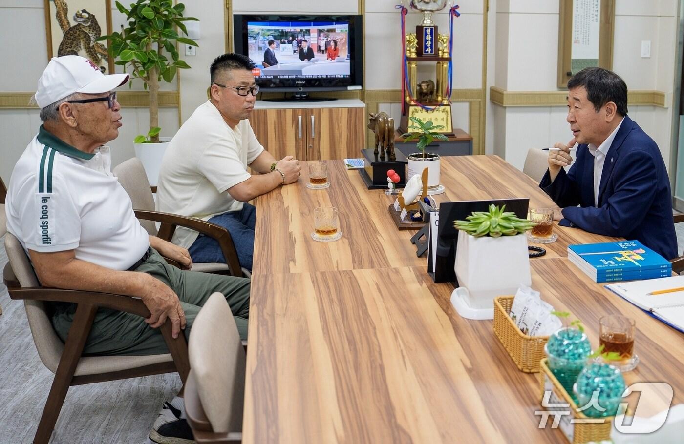 이재영 충북 증평군수와 김융용 야구감독이 지난 1일 증평군청에서 면담하고 있다.&#40;증평군 제공, 재판매 및 DB금지&#41;/뉴스1