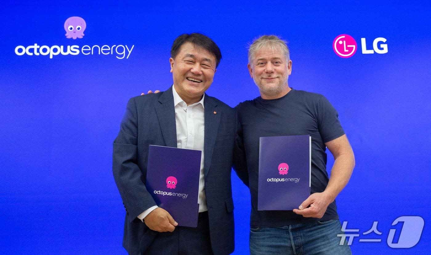 LG전자 해외영업본부장 윤태봉 부사장(왼쪽)과 옥토퍼스 CEO 겸 설립자 그레그 잭슨이 기념 촬영을 하고 있다.(LG전자 제공)