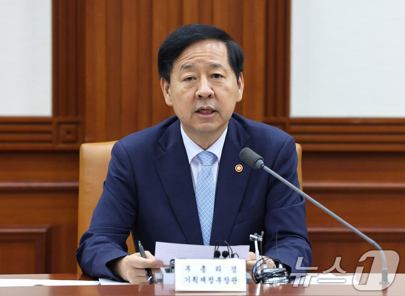 본문 이미지 - 구윤철 경제부총리 겸 기획재정부 장관이 2일 서울 종로구 정부서울청사에서 열린 대외경제장관회의에서 모두발언을 하고 있다. 2025.9.2/뉴스1 ⓒ News1 임세영 기자