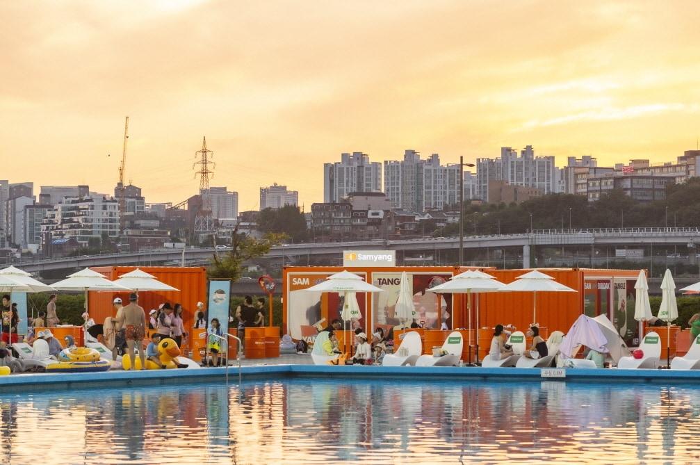 본문 이미지 - 삼양식품 팝업존이 설치된 뚝섬한강공원 야외수영장 전경.&#40;삼양식품 제공&#41;