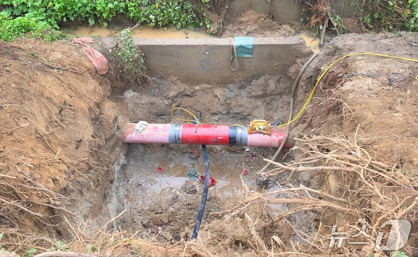 1일 천안시 동남 병천면 탑원교차로 인근에서 도시가스관이 파손되면서 가스가 누출됐다. JB는 밤샘 작업으로 파손 부위를 복구했다. 2025.9.2. /뉴스1ⓒNews1 이시우 기