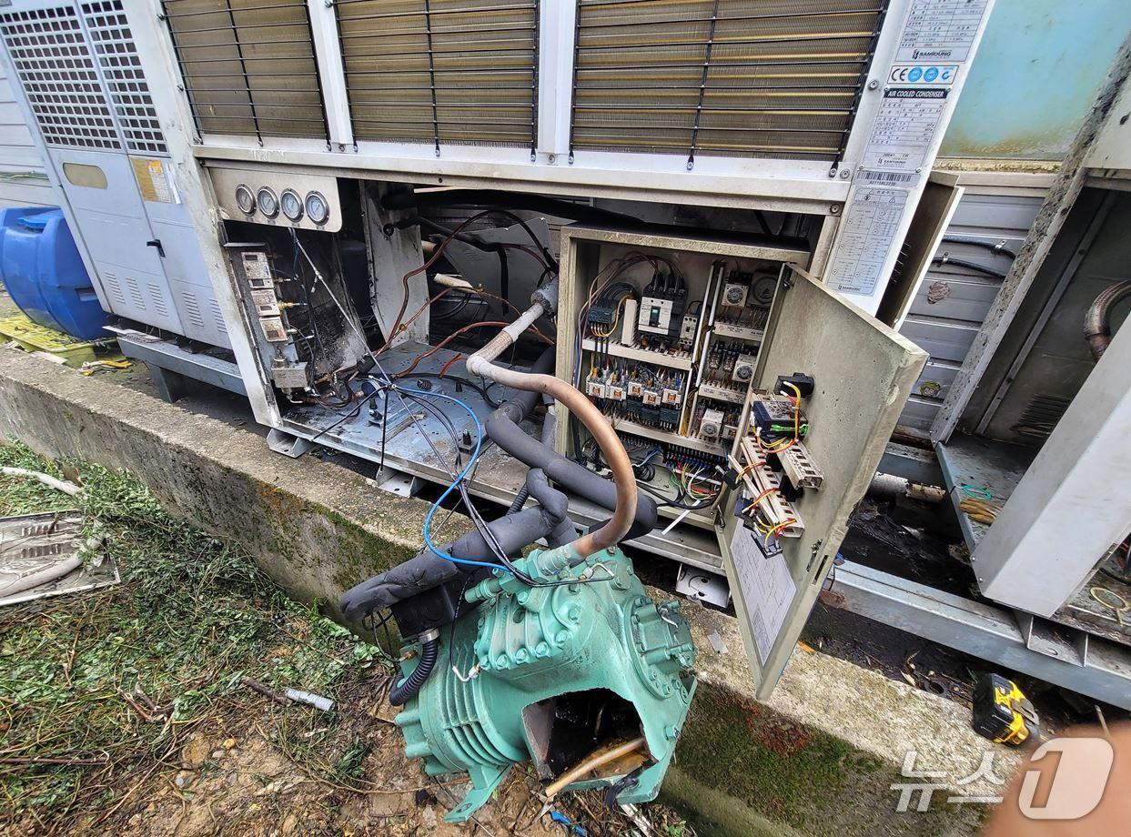 본문 이미지 - 지난 1일 오후 3시51분쯤 경북 구미시 오태동의 한 공장에서 에어컨 실외기 냉매가스가 폭발해 작업자가 크게 다쳤다.(경북소방본부 제공. 재판매 및 DB 금지)2025.9.2/뉴스1