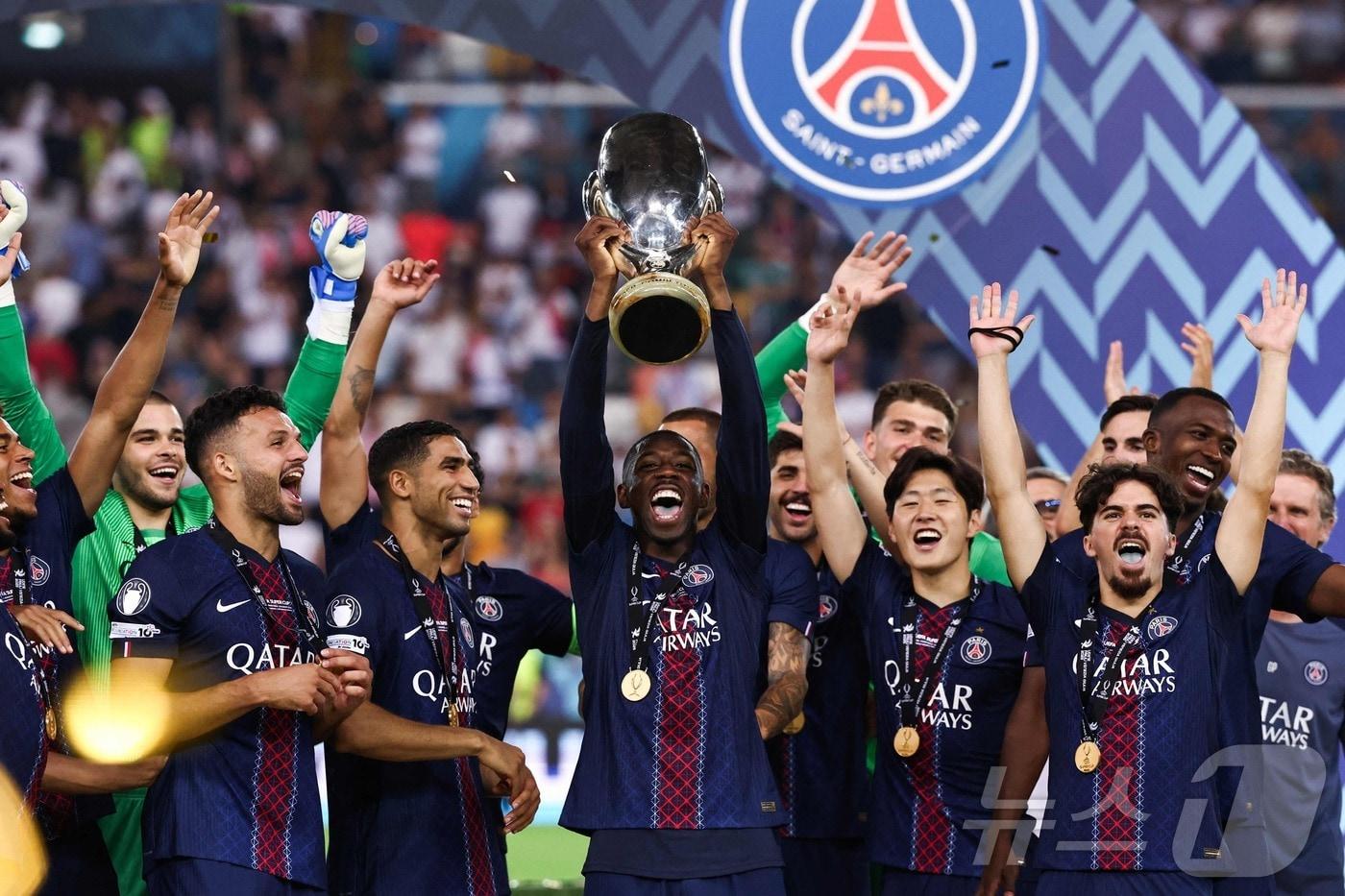 PSG 동료들과 함께 쿠프 드 프랑스 우승 후 기뻐하는 이강인(오른쪽에서 두 번째) ⓒ AFP=뉴스1