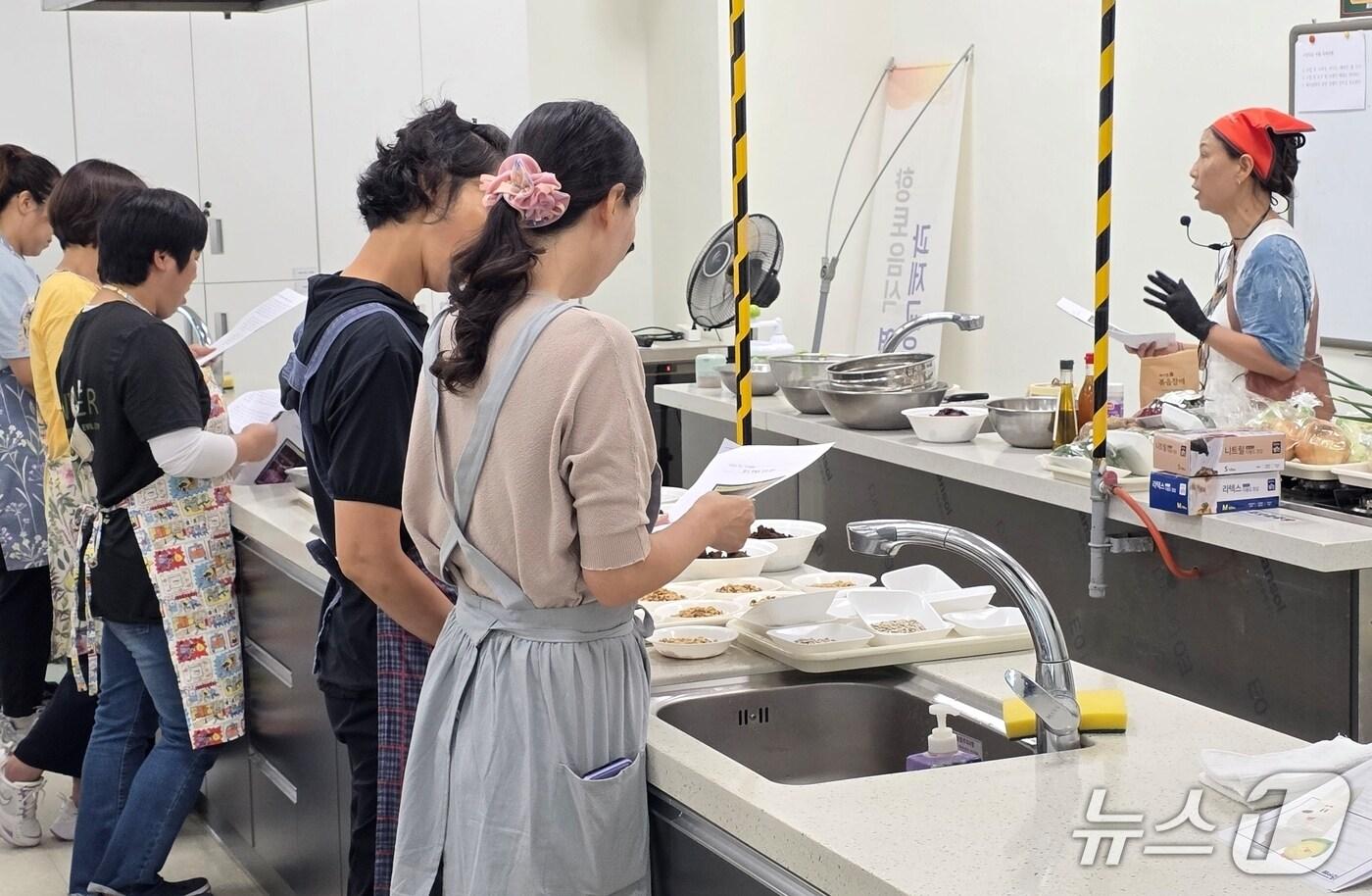충북 진천군 농업기술센터는 전통 식문화와 우리 농산물의 우수성을 알리기 위해 '2025년 농업 가치 기반 바른 식문화 교육'을 진행한다.(진천군 제공)/뉴스1