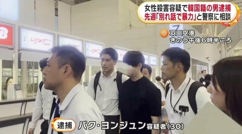 본문 이미지 - 한국인 박모 씨&#40;30·사진의 중앙 검은색 티셔츠&#41;가 교제하던 여성을 흉기로 살해한 혐의로 하네다공항에서 1일 체포되고 있다.