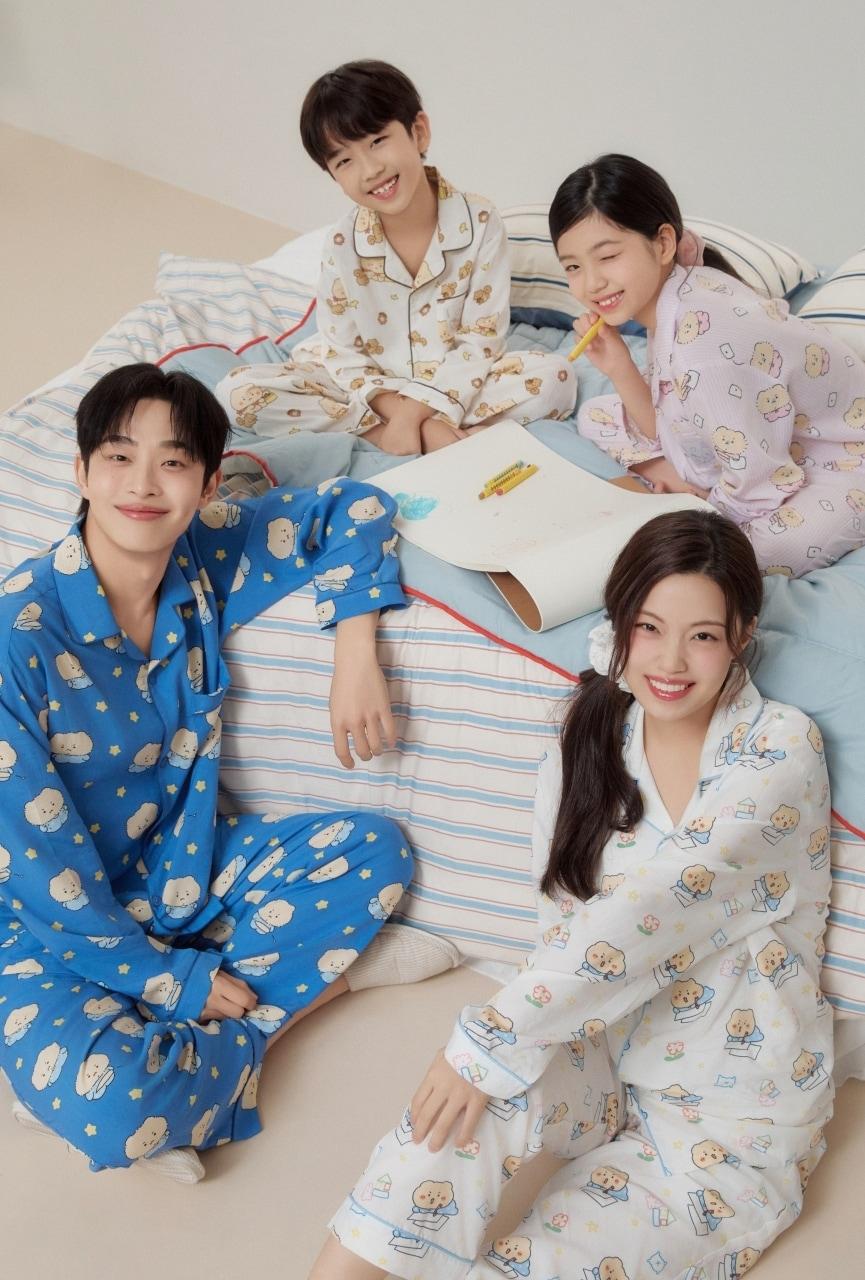 본문 이미지 - 이랜드 스파오 25년 가을 파자마 화보.(이랜드 제공)