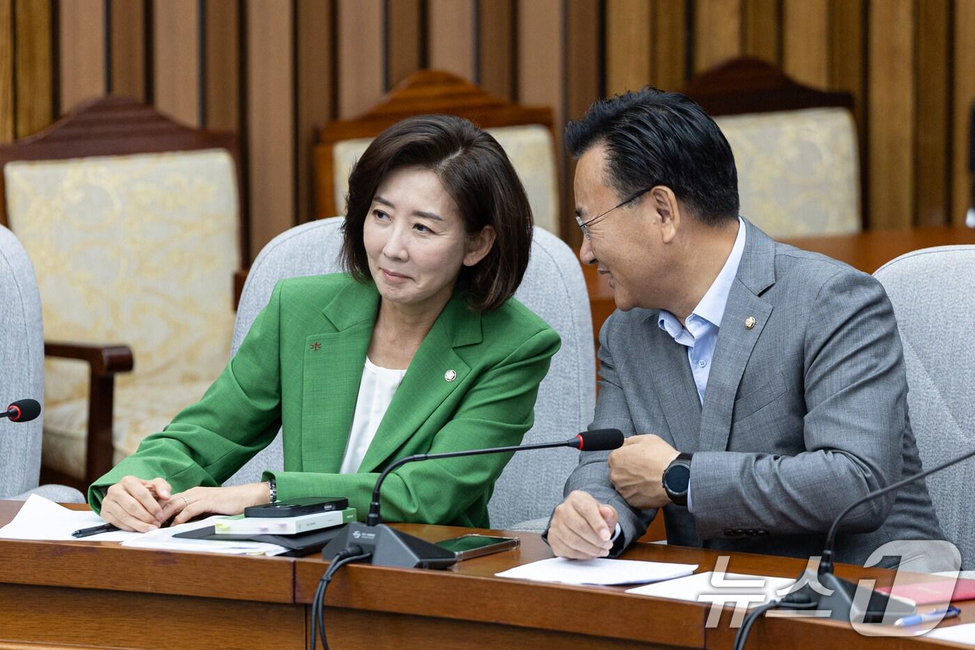 2일 서울 여의도 국회에서 열린 국민의힘 원내대책회의에서 나경원 의원과 유상범 의원이 대화하고 있다. 2025.9.2/뉴스1 ⓒ News1 이승배 기자