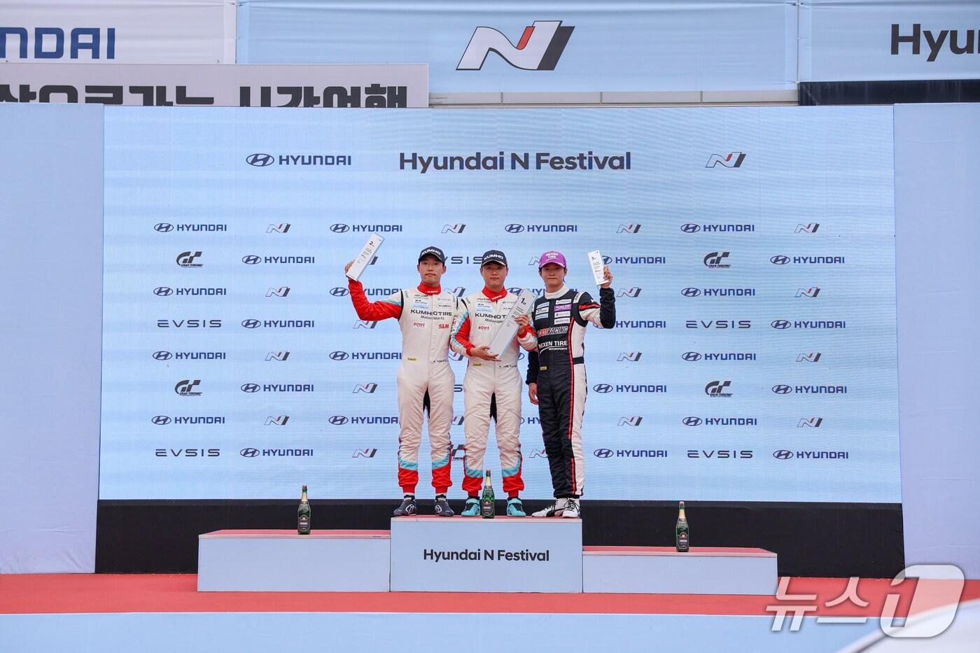지난달 31일 강원 인제 스피디움에서 열린 '현대 N 페스티벌' eN1클래스 2라운드에서 금호 SL모터스포츠팀 소속 이창욱 선수(가운데)와 노동기 선수(왼쪽)가 1·2위에 오른 뒤 기념 사진을 촬영한 모습(금호타이어 제공). 2025.08.31.