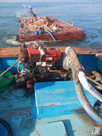 본문 이미지 - 적조를 방지하기 위한 황토 살포 작업.(사천시 제공. 재판매 및 DB금지)