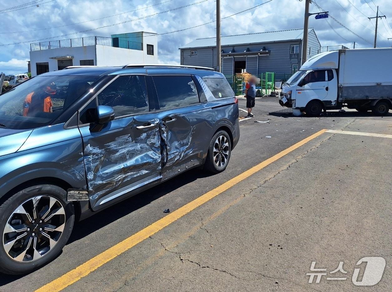 본문 이미지 - 지난 1일 제주시 한림읍에서 1톤 트럭과 렌터카 승합차가 충돌해 5명이 병원에 이송됐다.&#40;제주도소방안전본부 제공. 재판매 및 DB 금지&#41;