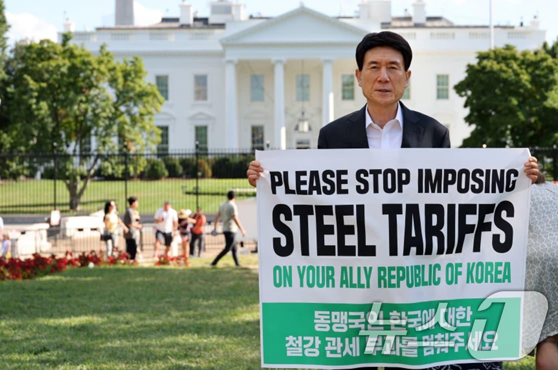 본문 이미지 - 이강덕 경북 포항시장이 현지시간 1일 워싱턴 D.C에서 한국 철강산업의 중요성을 미국 정부와 시민사회에 설명하고 동맹국간 신뢰에 기반한 공정한 무역 환경 조성의 필요성을 알리는 1인 시위를 펼쳤다.(포항시 제공, 재판매 및 DB금지) 2025.9.2/뉴스1 