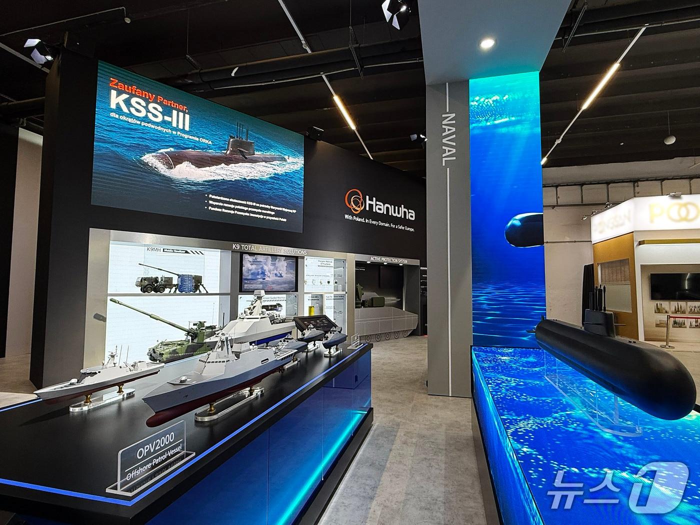 본문 이미지 - 폴란드 키엘체에서 열리는 국제 방위산업 전시회(MSPO 2025)에 참가한 한화 부스에 장보고-III 배치-II 등 주요 제품이 전시돼 있다(한화에어로스페이스 제공)