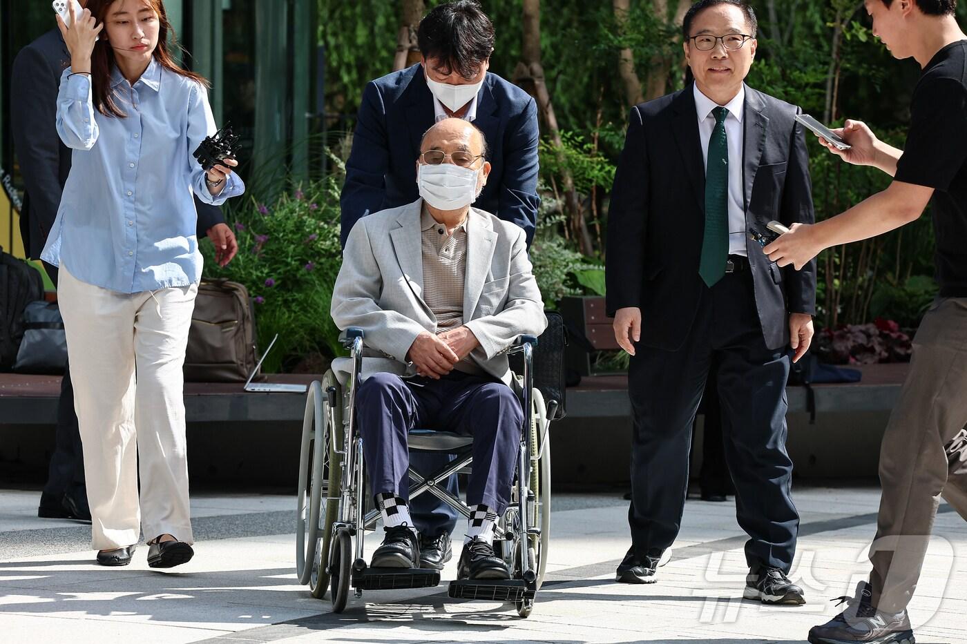 '김건희 여사 인사 청탁 의혹'을 받는 이봉관 서희건설 회장이 2일 서울 종로구 광화문에 마련된 김건희 특검팀 사무실에 조사를 위해 출석하고 있다. 2025.9.2/뉴스1 ⓒ News1 김도우 기자