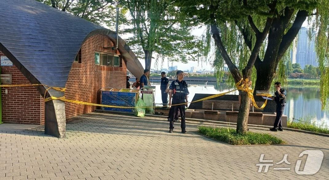 본문 이미지 - 2일 오전 6시40분쯤 30대 육군 교관이 숨진채 발견된 대구 수성못에서 경찰이 폴리스 라인을 설치해 일반인의 출입을 막고 있다.&#40;대구 수성구 제공.재판매 및 DB 금지&#41; 