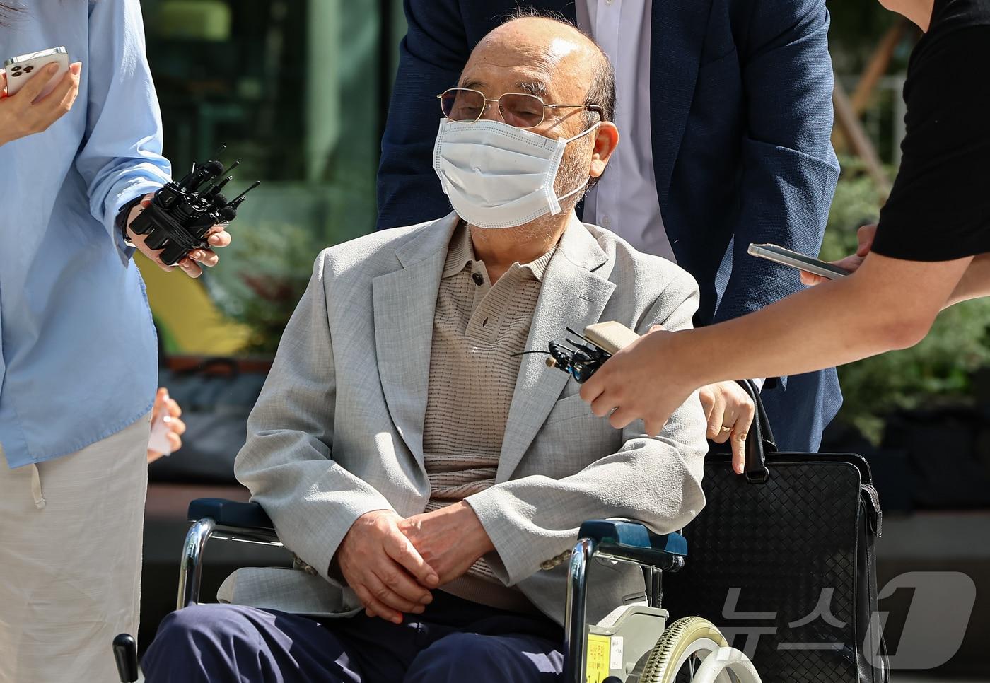 '김건희 여사 인사 청탁 의혹'을 받는 이봉관 서희건설 회장이 2일 서울 종로구 광화문에 마련된 김건희 특검팀 사무실에 조사를 위해 출석하고 있다. 2025.9.2/뉴스1 ⓒ News1 김도우 기자