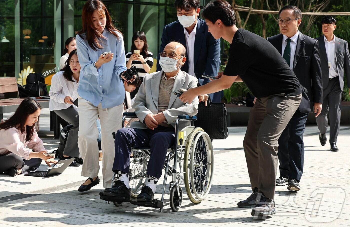'김건희 여사 인사 청탁 의혹'을 받는 이봉관 서희건설 회장이 지난 2일 서울 종로구 광화문에 마련된 김건희 특검팀 사무실에 조사를 위해 출석하고 있다. 2025.9.2/뉴스1 ⓒ News1 김도우 기자
