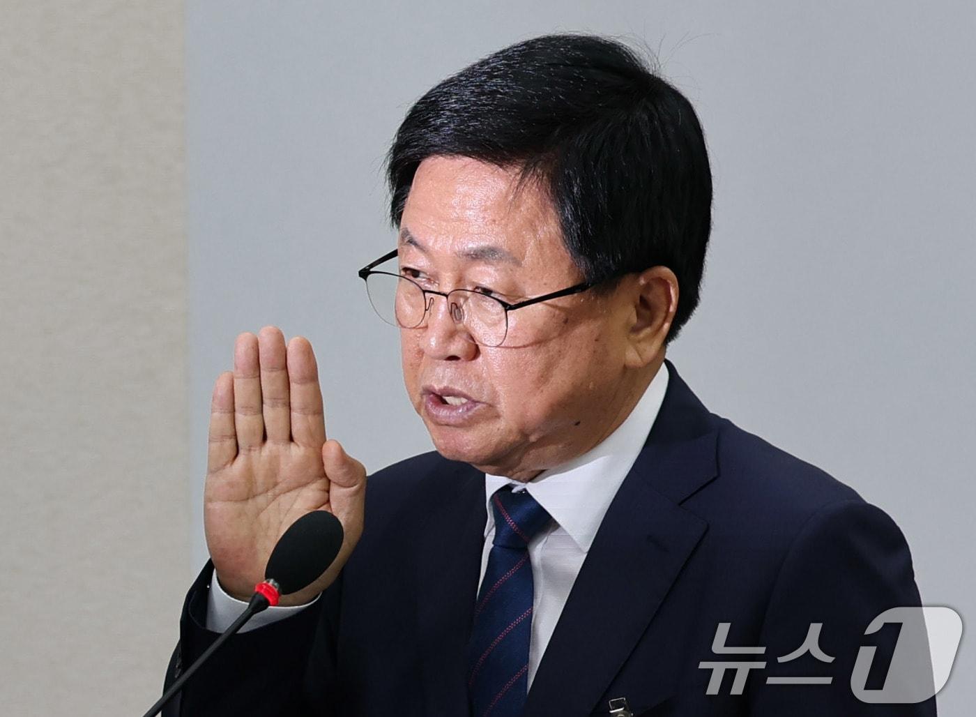 본문 이미지 - 최교진 사회부총리 겸 교육부 장관 후보자가 2일 서울 여의도 국회 교육위원회에서 열린 인사청문회에서 선서를 하고 있다. 2025.9.2/뉴스1 ⓒ News1 이승배 기자