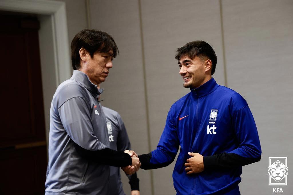 본문 이미지 -  한국 축구대표팀에 합류한 카스트로프(오른쪽)(대한축구협회 제공)