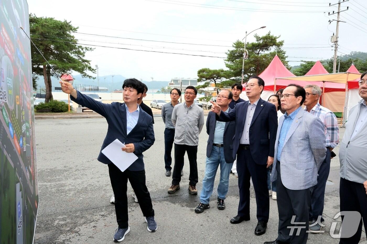 2일 오전 송인헌 괴산군수가 2025 괴산고추축제 현장을 점검하고 있다.(괴산군 제공, 재판매 및 DB금지)/뉴스1