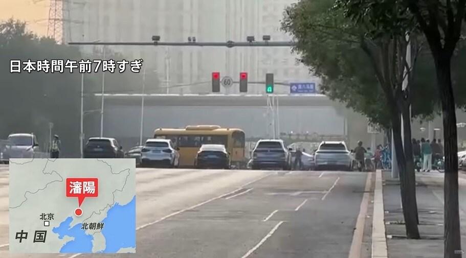 본문 이미지 - TBS가 김정은 노동당 총비서(국무위원장)가 탑승한 녹색 바탕에 노란색 선이 들어간 독특한 디자인의 전용 열차가 2일 오전 7시쯤 중국 동북부 랴오닝성 심양에서 이동하고 있다고 보도했다. (TBS 유튜브 캡쳐)