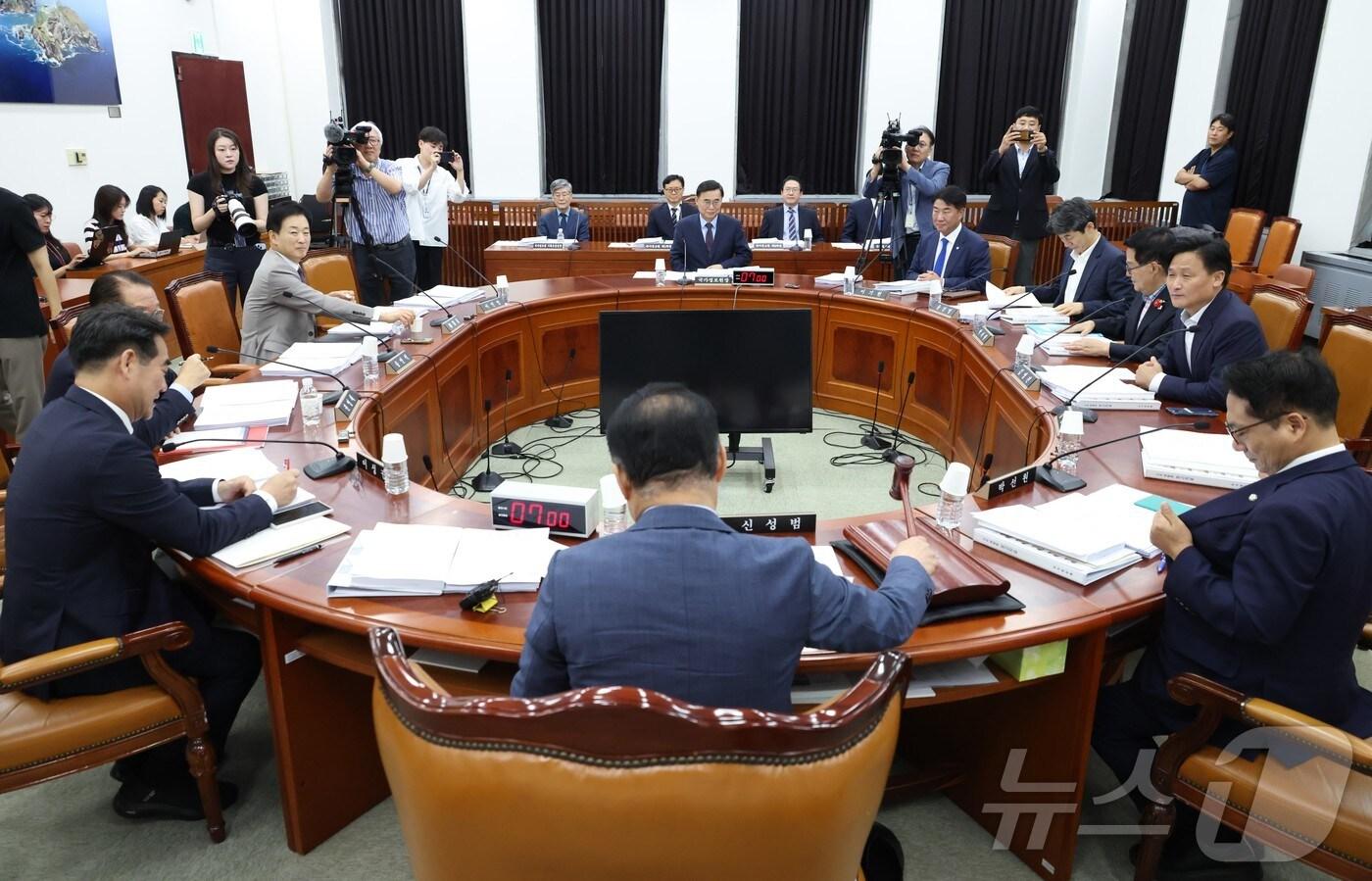 신성범 국회 정보위원회 위원장이 2일 국회에서 열린 정보위원회 전체회의에서 의사봉을 두드리고 있다. &#40;공동취재&#41; 2025.9.2/뉴스1 ⓒ News1 유승관 기자