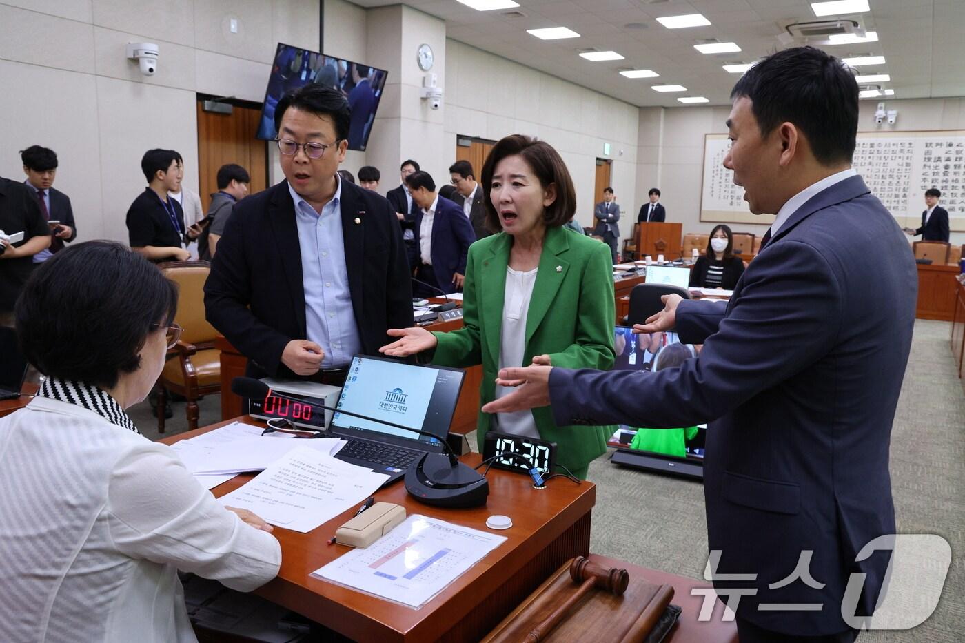 더불어민주당, 국민의힘 법사위원들이 지난 2일 오전 서울 여의도 국회에서 열린 법제사법위원회(법사위) 전체회의에서 검찰 개혁 공청회 계획의 건 의결을 두고 마찰을 빚고 있다. 2025.9.2/뉴스1 ⓒ News1 신웅수 기자