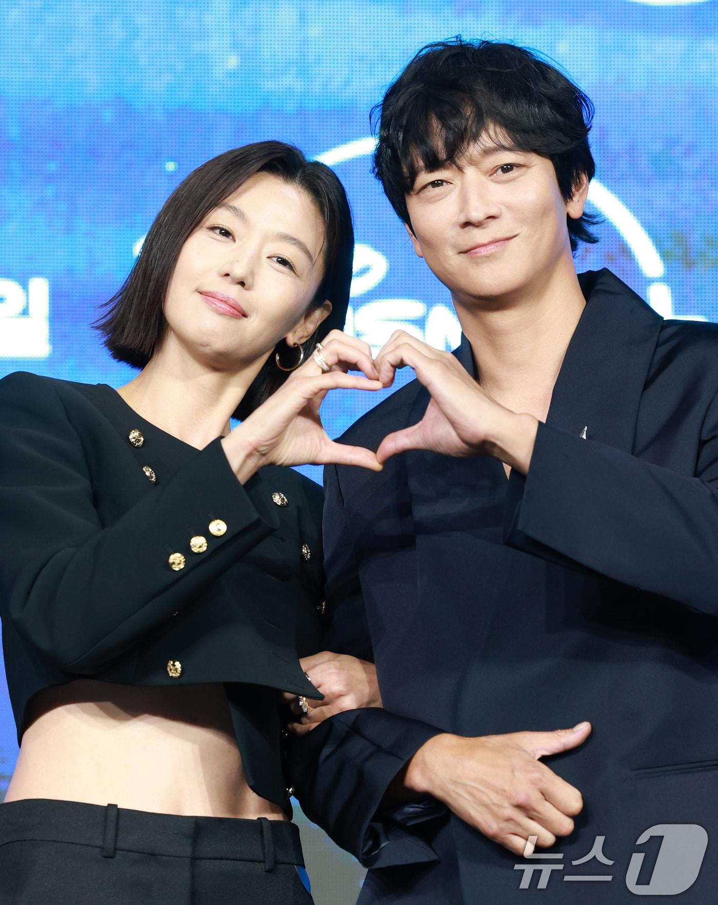 본문 이미지 - 배우 전지현과 강동원(오른쪽)이 2일 오전 서울 종로구 포시즌스 호텔에서 열린 디즈니 플러스 오리지널 시리즈 '북극성' 제작발표회에 참석해 포즈를 취하고 있다. '북극성'은 유엔대사로서 국제적 명성을 쌓아온 문주(전지현 분)가 대통령 후보 피격 사건의 배후를 쫓는 가운데, 그녀를 지켜야만 하는 국적 불명의 특수요원 산호(강동원 분)와 함께 한반도를 위협하는 거대한 진실을 마주하는 이야기를 그린 드라마다. 2025.9.2/뉴스1 ⓒ News1 권현진 기자