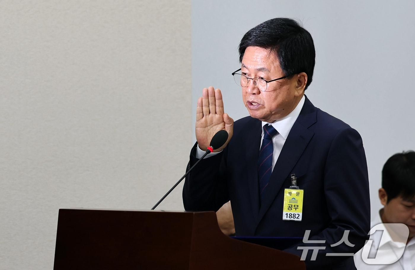 최교진 사회부총리 겸 교육부 장관 후보자가 2일 서울 여의도 국회 교육위원회에서 열린 인사청문회에 출석해 선서하고 있다. 2025.9.2/뉴스1 ⓒ News1 이승배 기자